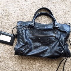 巴黎世家机车包全系鉴赏 从经典到创新，皮质包款的魅力之旅